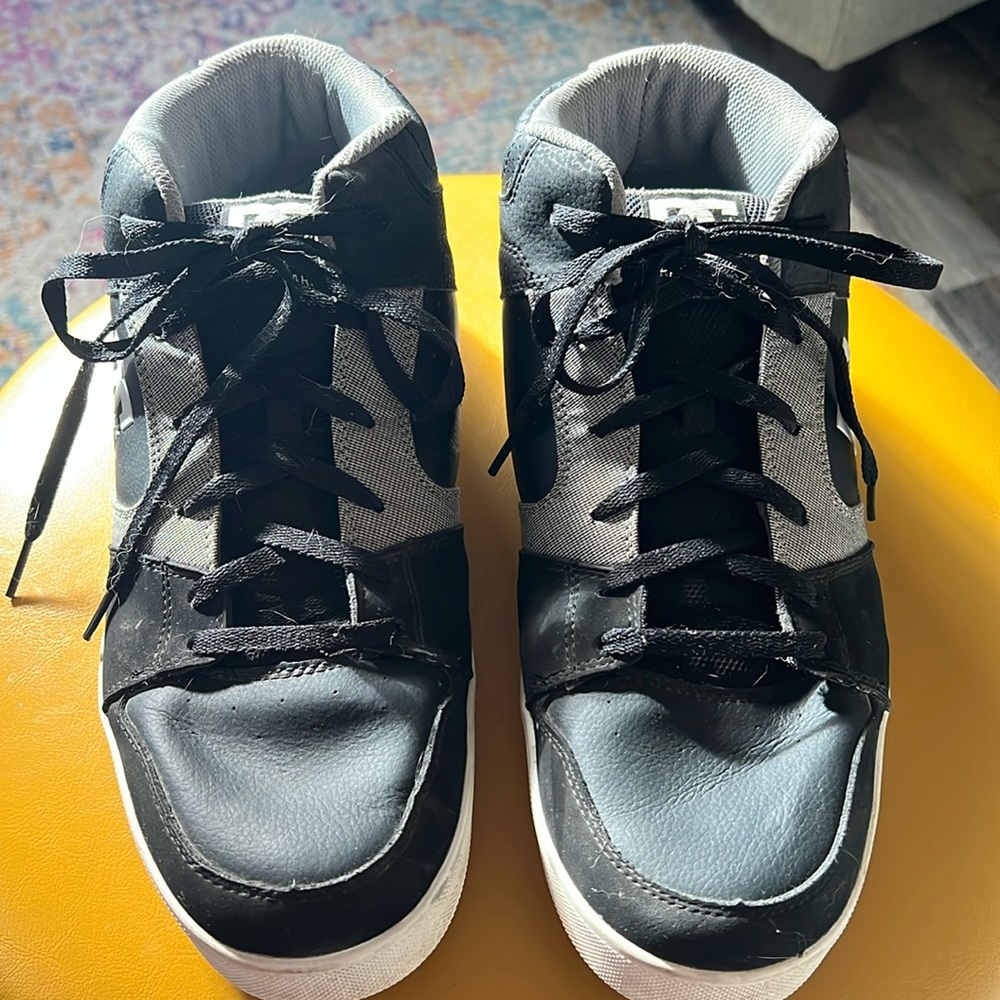 Mens DC skateboarding runners